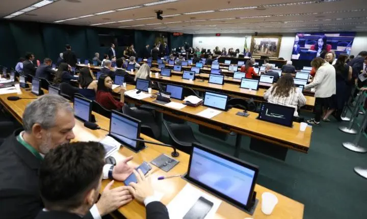 Comissão aprova seis projetos que criam datas comemorativas