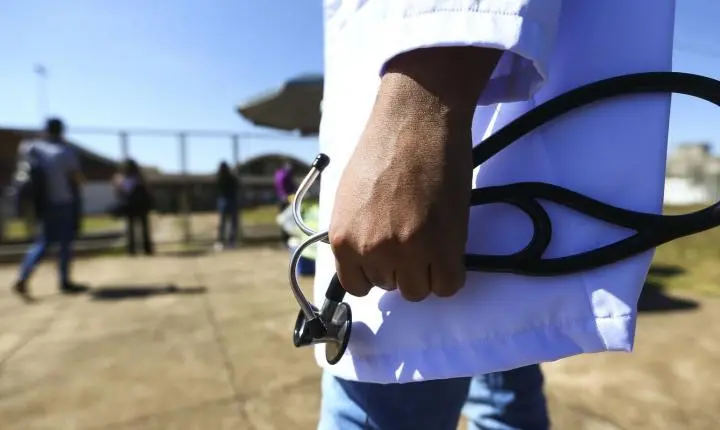 MEC pune mais de 50 cursos de medicina por desempenho insuficiente